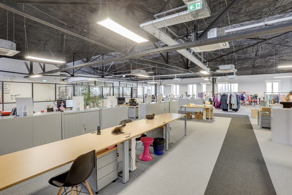 Aménagement de bureaux dans un bâtiment industriel 