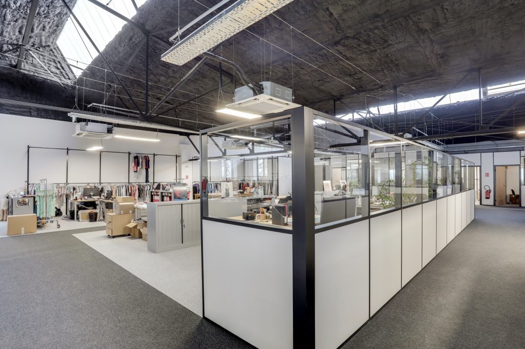 Aménagement de bureaux dans un bâtiment industriel 