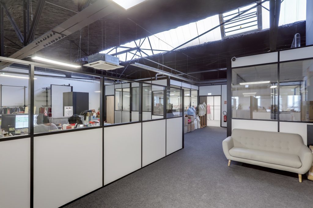 Aménagement de bureaux dans un bâtiment industriel 
