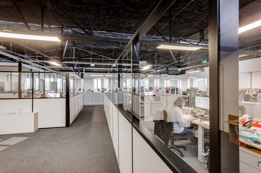 Aménagement de bureaux dans un bâtiment industriel 