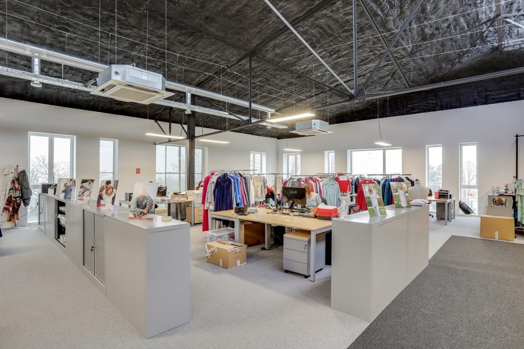 Aménagement de bureaux dans un bâtiment industriel 