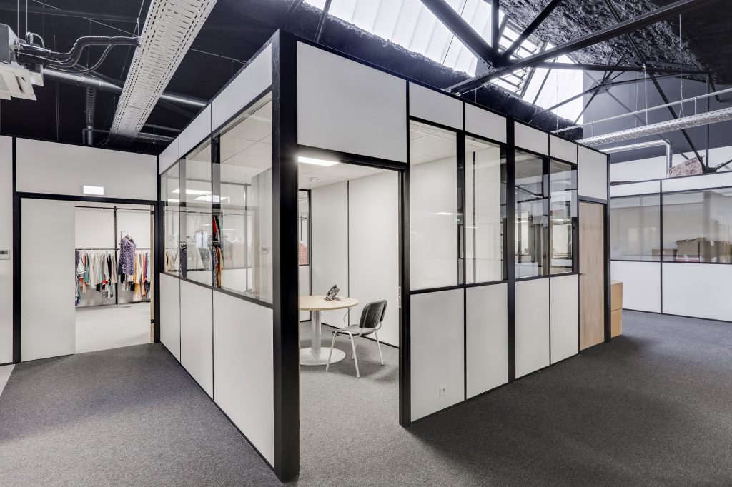 Aménagement de bureaux dans un bâtiment industriel 